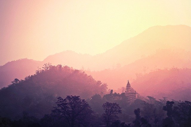 temple indien caché dans le paysage